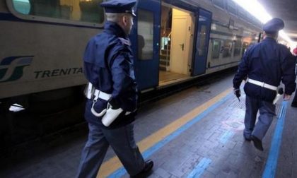 Invita due ragazzi a mettersi mascherina sul treno, assessore picchiata  da una 18enne con schiaffi e calci in testa