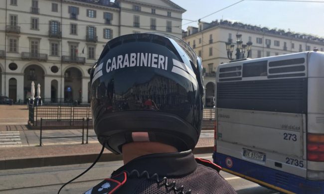Posteggia in doppia fila, il bus le chiede strada e lei… estrae una pistola e gli spara
