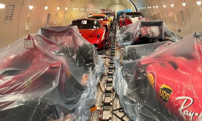 La foto dell’aereo pieno di Ferrari che decolla verso l’Arabia Saudita