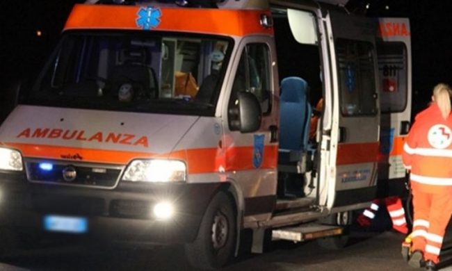 Papà separato butta la figlia di 5 anni dal balcone, poi si lancia anche lui: illeso e fermato per tentato omicidio