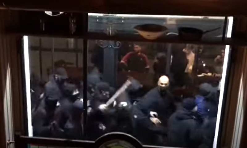 Follia ultras a Bergamo: in 20 irrompono al pub, sprangate ai tifosi inglesi
