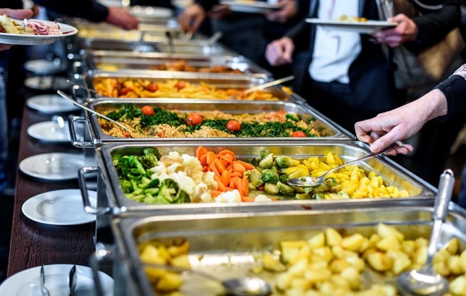 Arrivano all’inaugurazione del locale, ma il buffet è finito e tirano fuori il coltello