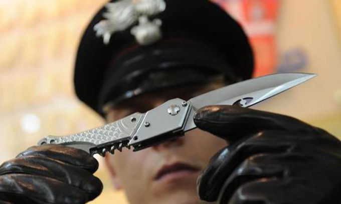 Carabiniere va a comprare una medicina e sventa una rapina in farmacia (ma si becca una coltellata)