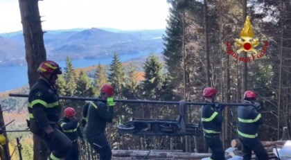 Rimossa la cabina della funivia del Mottarone: le immagini delle operazioni