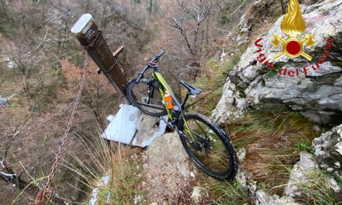 In bilico su uno strapiombo con la bici rischia l’ipotermia: escursionista miracolato