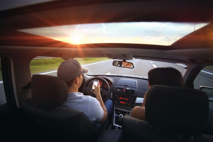 In vigore il nuovo Codice della strada: dai cellulari al volante ai parcheggi, cosa cambia dal 2022