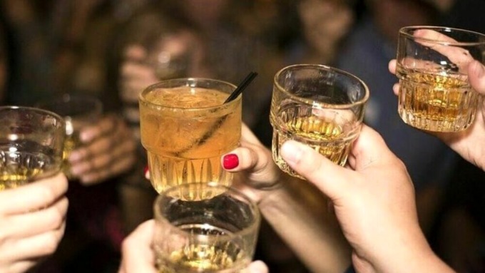 Locali vietati senza Green pass? I No vax rilanciano: si fanno il bar e il ristorante in casa