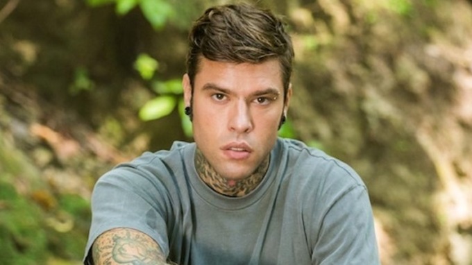 Fedez spara a zero su Salvini, Renzi e Meloni nel brano “Un giorno in pretura”