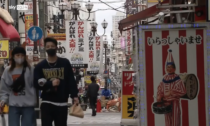 Il Covid in Giappone non si vede (quasi) più. Il virus si è autosabotato?