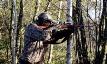 18enne sorprende un cacciatore in un'area vietata, lo rimprovera, quello si gira e gli punta contro il fucile