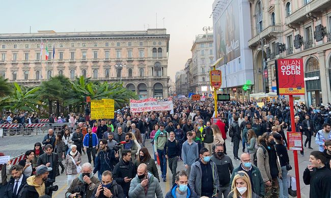 Stretta ai cortei No Green Pass, “sì” alle manifestazioni fisse: il fronte del dissenso nella morsa del Viminale