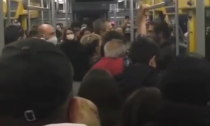 No Vax blocca la metro per fare un comizio e i passeggeri lo buttano fuori