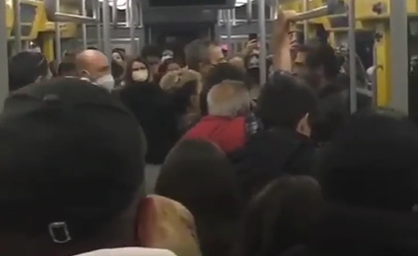 No Vax blocca la metro per fare un comizio e i passeggeri lo buttano fuori