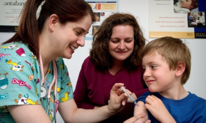 Vaccino anti Covid sui bambini dai 5 agli 11 anni: parte anche Israele. Cosa dicono i dati