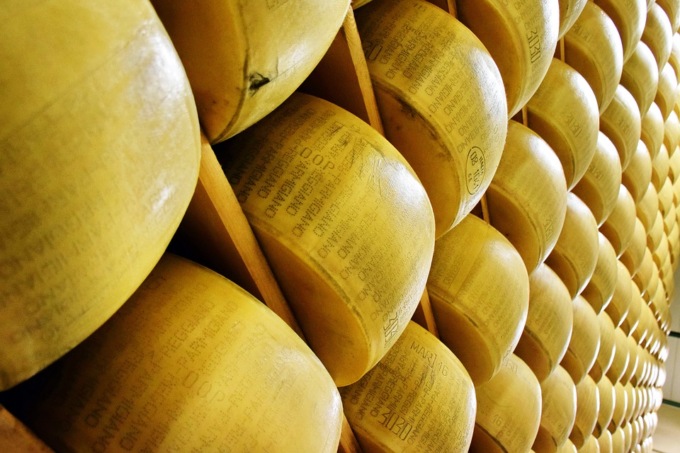 Parmigiano Reggiano, una forma all’asta per beneficenza
