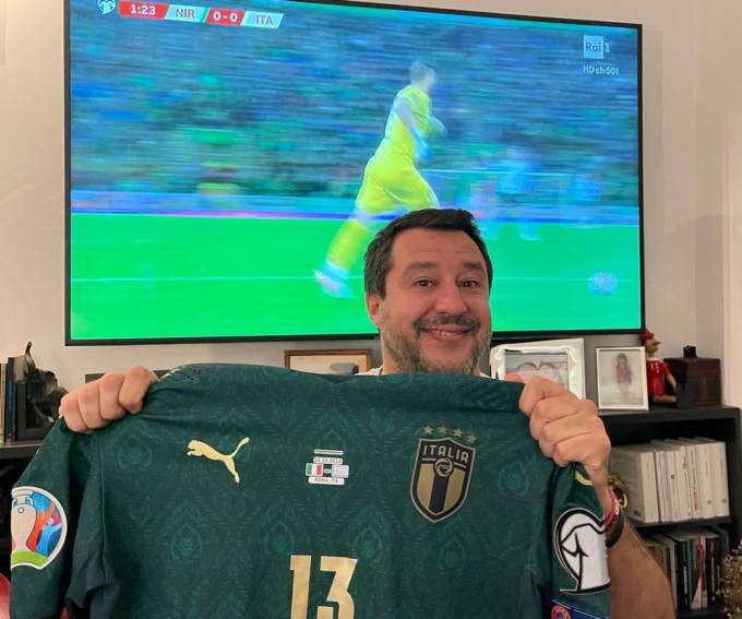 Salvini tifoso “menagramo” per l’Italia, il web si scatena