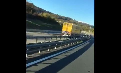 Il video del Tir contromano in Autostrada (a 90 km all’ora)