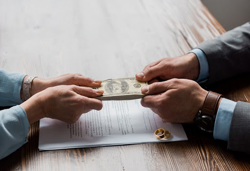 Divorzio, l’ex mantiene l’assegno anche se ha un nuovo convivente