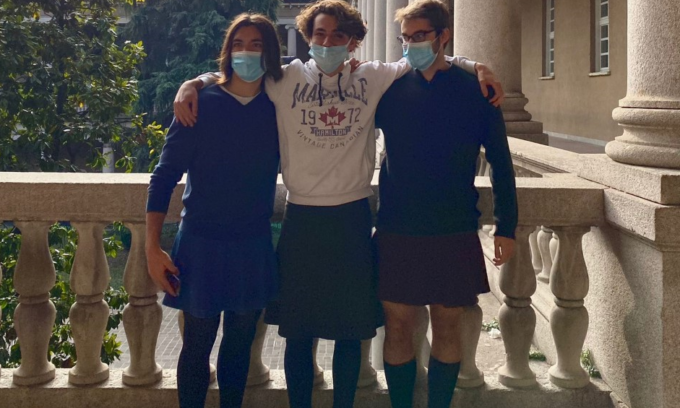 I ragazzi del liceo a scuola in gonna: “Basta sessismo, liberi di essere chi vogliamo”