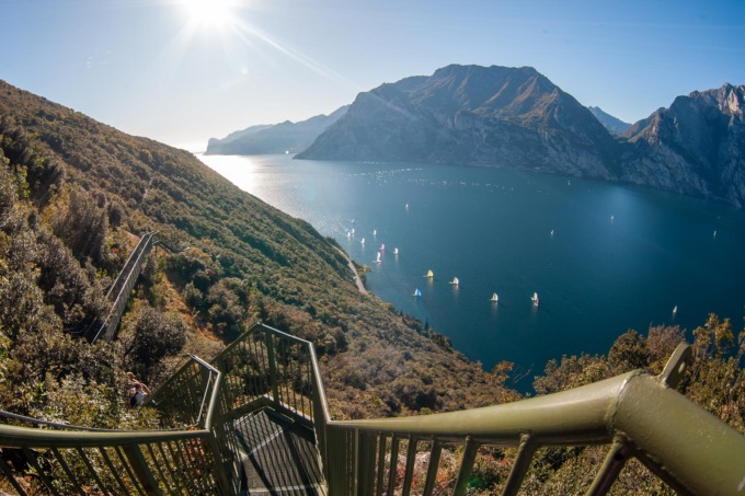 La spettacolare scalinata panoramica a picco sul lago di Garda