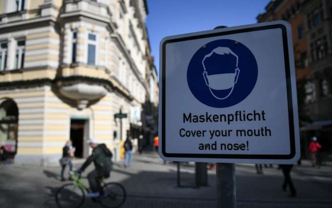 I dati in Germania e Austria confermano: coi no vax in lockdown i contagi calano