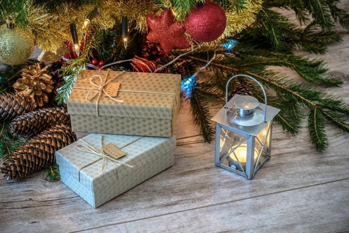 Natale con prodotti alimentari, libri e giocattoli