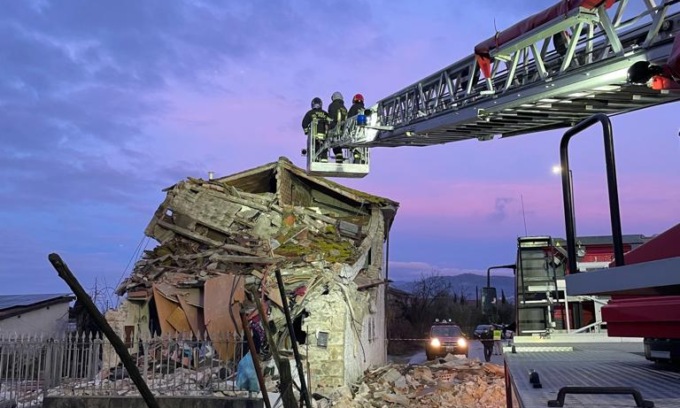 Paura nella notte, crollata palazzina a Pistoia: madre e figlio salvi per miracolo