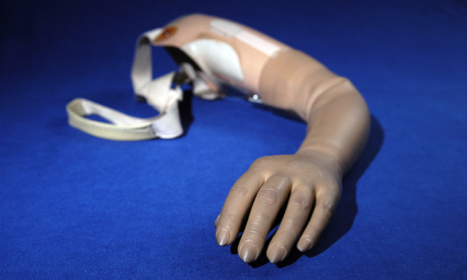 Si è presentato a fare il vaccino con un braccio in silicone