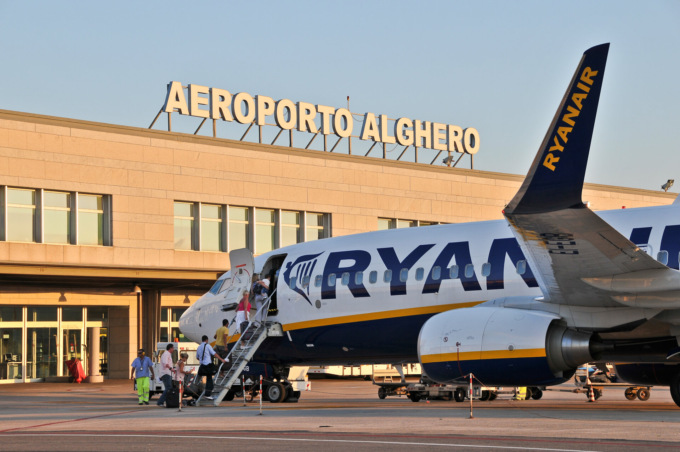 Allarme variante Omicron in Sardegna: tamponati tutti i 130 passeggeri di un volo