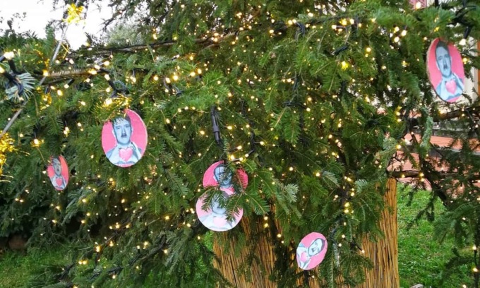 Sull’albero del Comune spuntano le palline di Natale con la faccia di Hitler