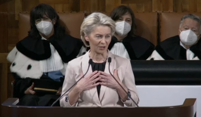 Ursula von der Leyen alla Cattolica di Milano incita gli studenti in italiano