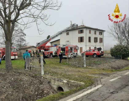 Modena: aereo si schianta contro una casa, morto il pilota
