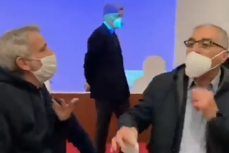 50 medici No vax irrompono all’assemblea dell’Ordine a Roma: insulti, spintoni e schiaffi