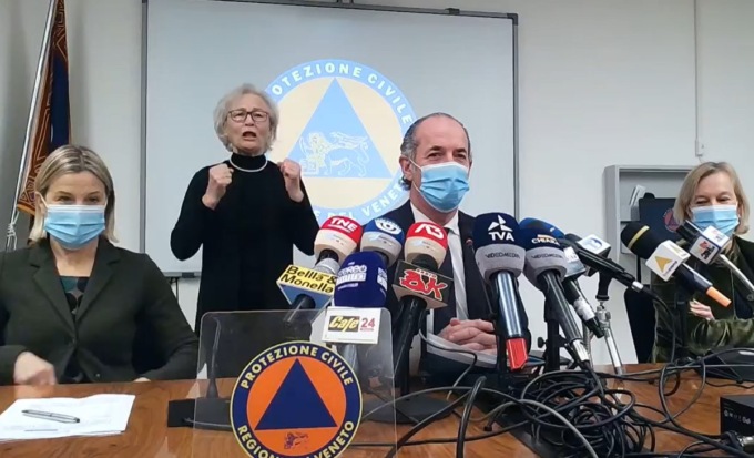 Covid, l’appello di Zaia: “La terza dose ci ha salvato dallo tsunami, ora serve la mini quarantena”