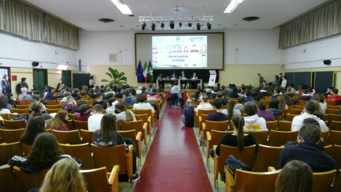 I giovani incontrano le istituzioni: “Famiglia, stipendi adeguati e ambiente: i nostri desiderata per il futuro”