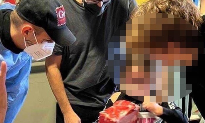 Achille Lauro come Babbo Natale: porta regali ai piccoli del Policlinico San Donato