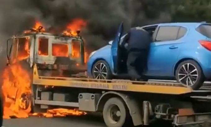Guasto in tangenziale: arriva il carroattrezzi, ma prende fuoco (con l’auto sopra)