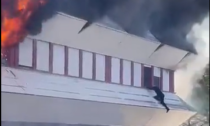 Incendio in caserma, il video del carabiniere che si  lancia dalla finestra