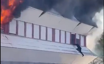 Incendio in caserma, il video del carabiniere che si  lancia dalla finestra