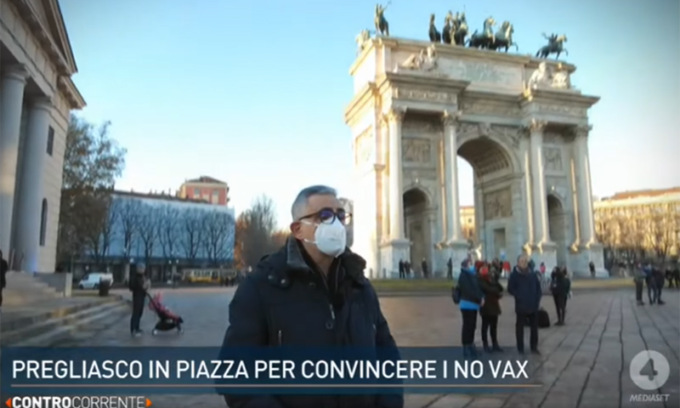 Il coraggio del virologo Pregliasco in piazza tra i No Vax, ma loro: “Pentiti”