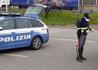 Non ha ancora la patente e va all’esame… guidando la sua auto
