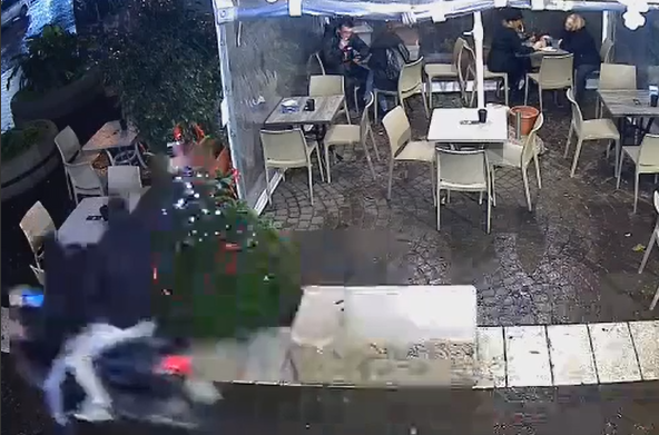 Il video della banda degli alberi di Natale che tiene Napoli sotto scacco