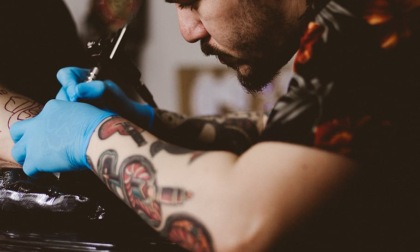 La Ue vieta i tatuaggi a colori dal 4 gennaio: inchiostri pericolosi