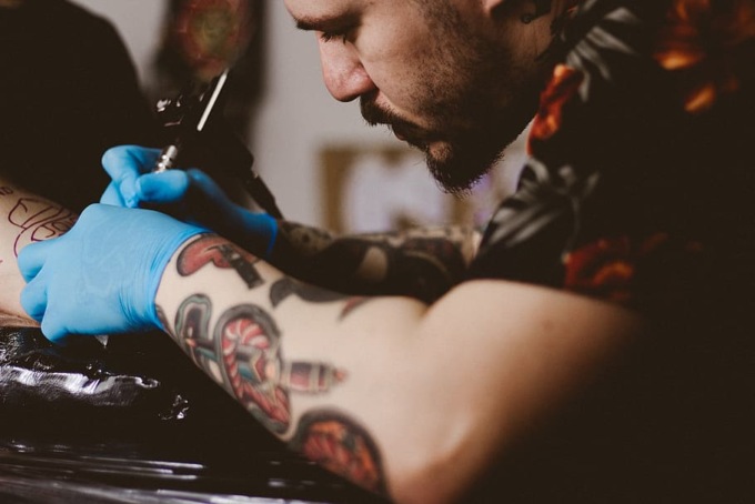 La Ue vieta i tatuaggi a colori dal 4 gennaio: inchiostri pericolosi