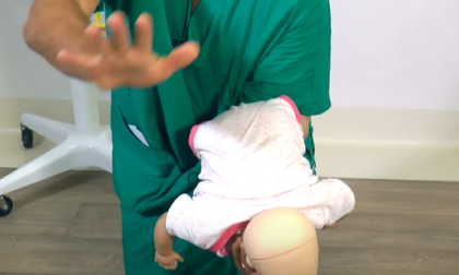 Bimbo di 4 anni rischia di soffocare per colpa di un mandarino: salvato dalla mamma con l'aiuto del 118