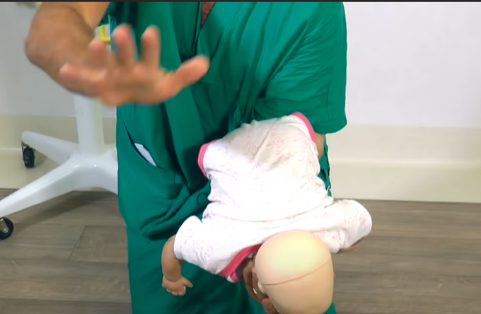 Bimbo di 4 anni rischia di soffocare per colpa di un mandarino: salvato dalla mamma con l’aiuto del 118