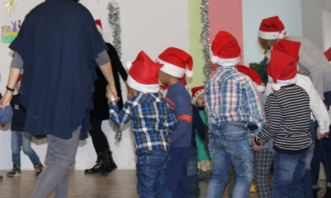 La scuola materna annulla la recita di Natale per non discriminare i genitori No vax