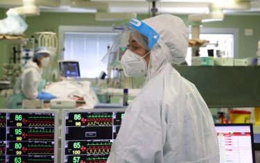 Omicron potrebbe comunque mettere in ginocchio il sistema sanitario, anche se meno grave