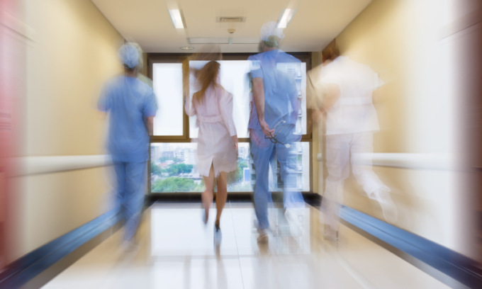 Punta la pistola alla tempia di un infermiere perché vuole un farmaco (che non c’è)