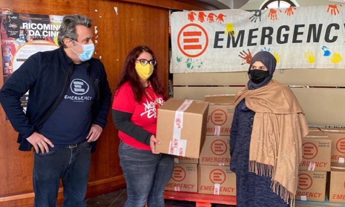 Capodanno alternativo, Flavio Insinna va a trovare gli immigrati nel Gargano